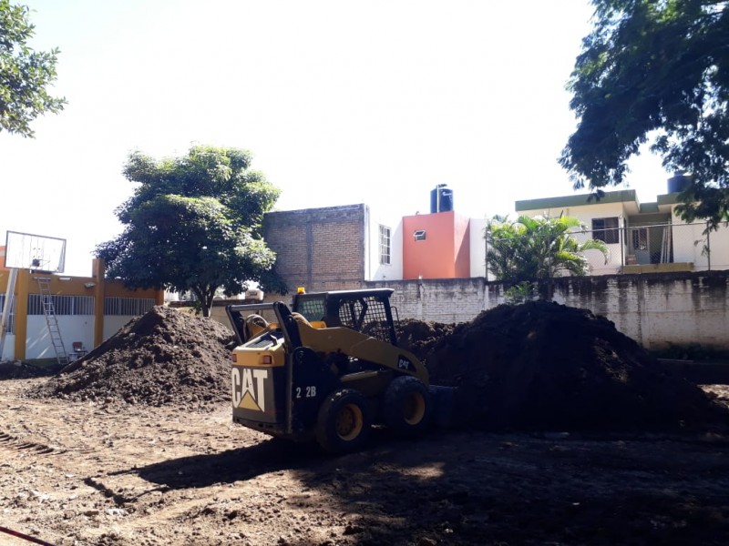 Vecinos se quejan de rehabilitación de escuela primaria