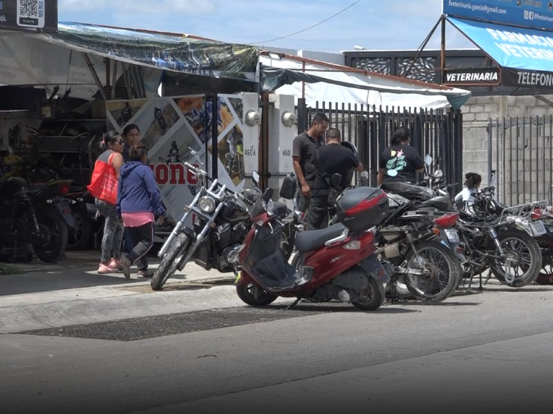 Vecinos se quejan por obstrucción de aceras