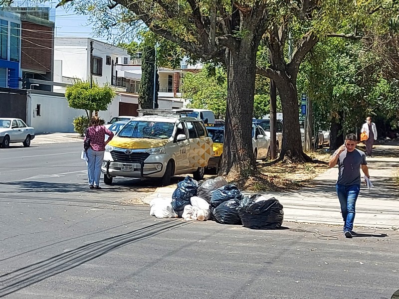 Vecinos se quejan por recolección de basura en Arcos Vallarta