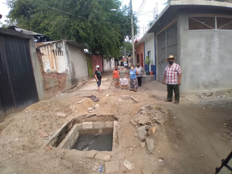 Vecinos se unen para exigir atención a drenaje colapsado; Guichivere