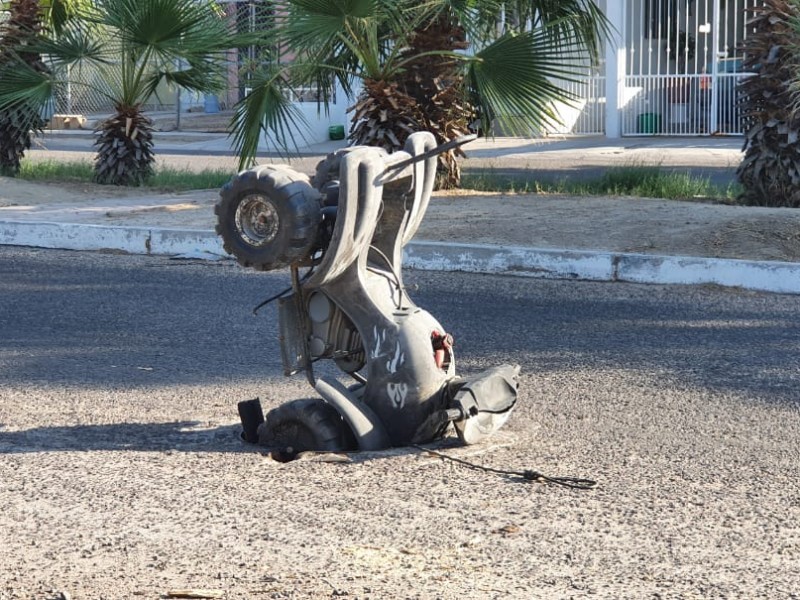 Vecinos tapan coladera con moto de juguete