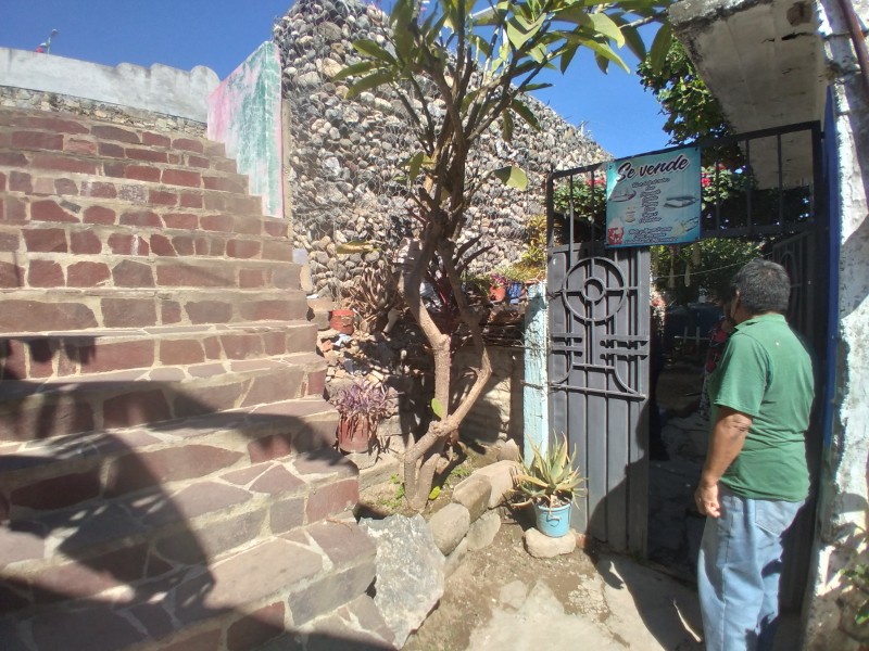 Vecinos temen colapso de muro por reblandecimiento del suelo; Tehuantepec