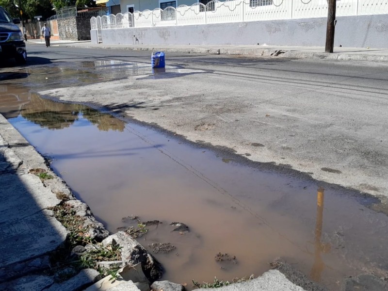 Vecinos temen hundimiento tras fuerte fuga en 5 de Mayo