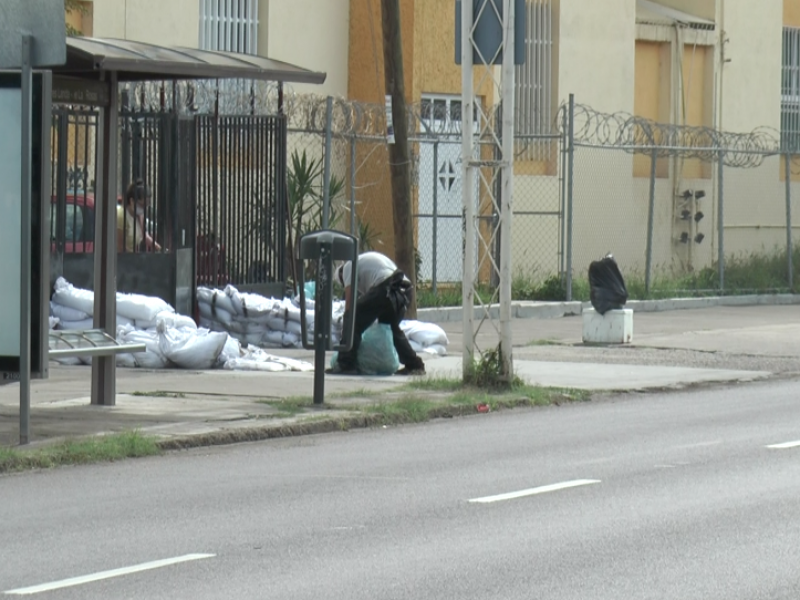 Vecinos temen inundaciones y colocan costales