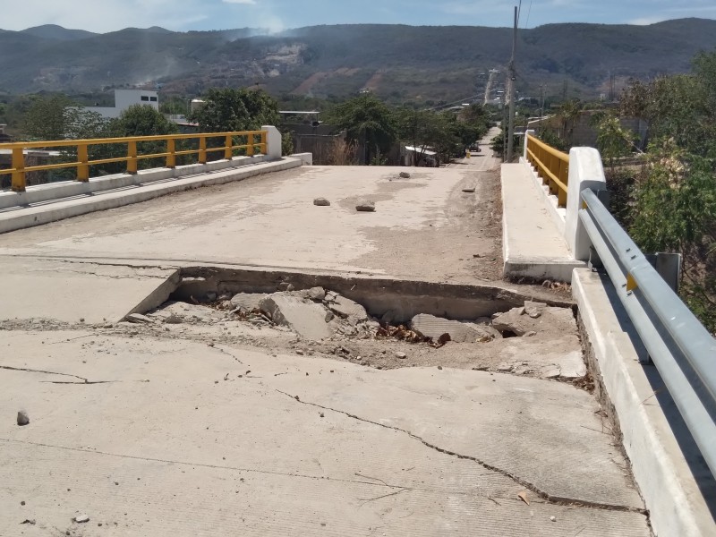 Vecinos temen que puente vehicular se desplome por malas condiciones