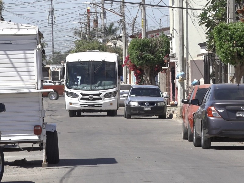 Vecinos temen ser arrollados por camiones a alta velocidad