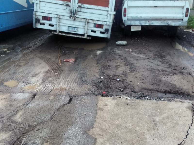 Vecinos Tenencia Morelos denuncian calle destruída por abarrotera
