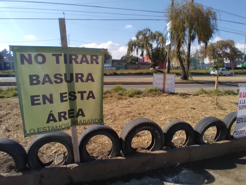 Vecinos vigilan a quien tire basura en vía pública