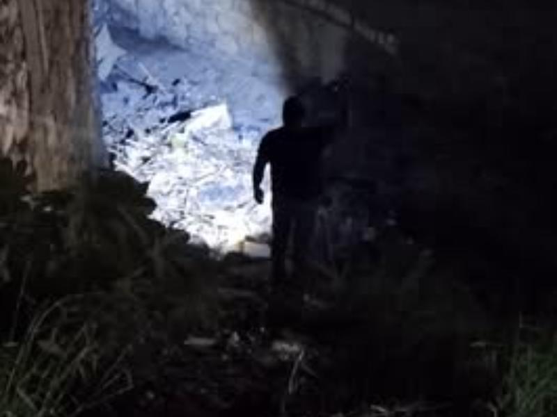 Vecinos Vigilantes retira a hombres que viven bajo los puentes