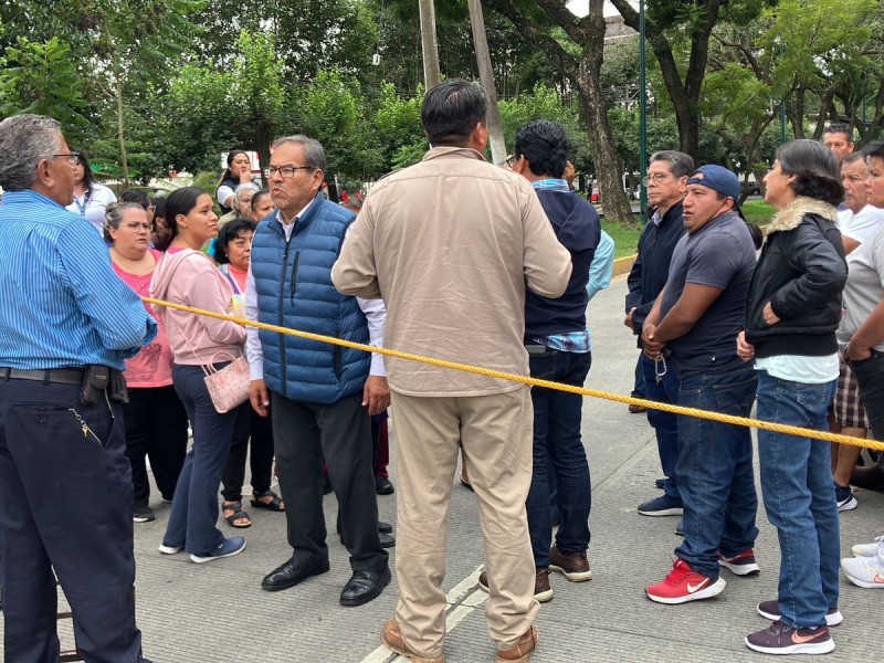 Vecinos xalapeños bloquean Ruiz Cortines, denuncian falta de agua
