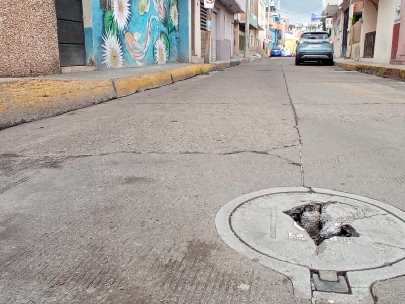 Vecinos y comerciantes denuncian alcantarilla en mal estado; exigen atención inmediata
