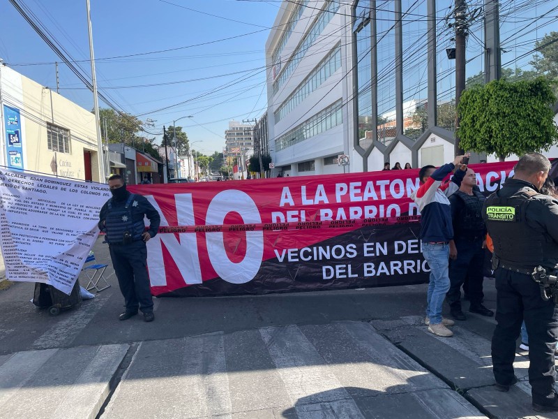 Vecinos y comerciantes se manifiestan en barrio de Santiago