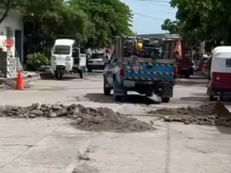 Vecinos y mototaxistas tapan baches ante abandono municipal de Santa María Xadani