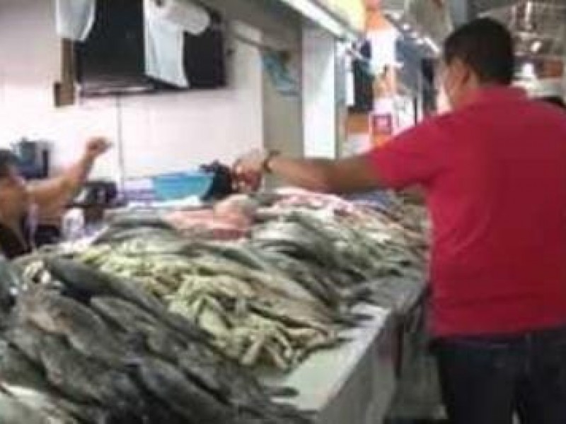 Veda de camarón no afectará a comerciantes de mariscos