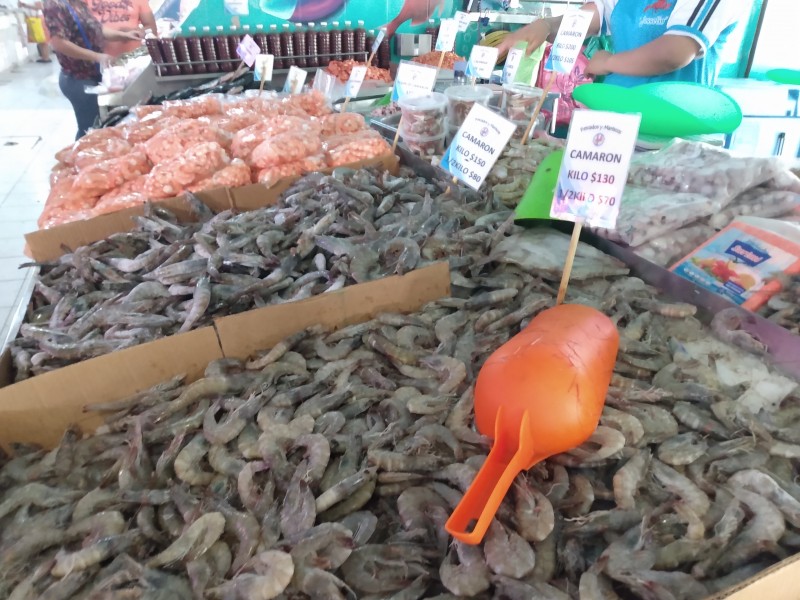 Veda de camarón no afectará a locatarios de mariscos