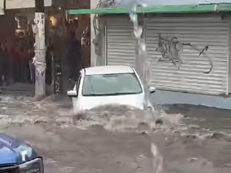 Vehículo arrastrado por la corriente tras lluvias en La Paz
