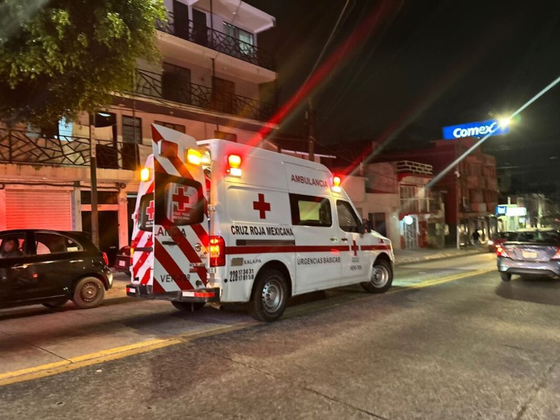 Vehículo arrolla a motociclista en Xalapa y lo abandona