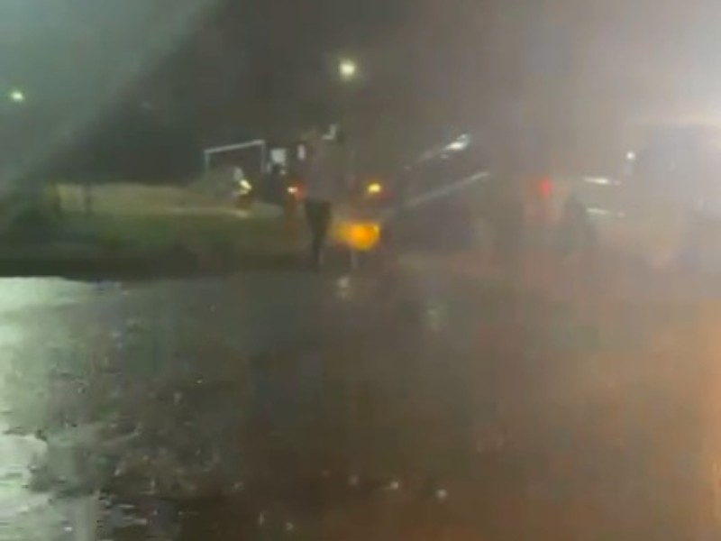 Vehículo cae a canal y moviliza a cuerpos de rescate en Etchojoa