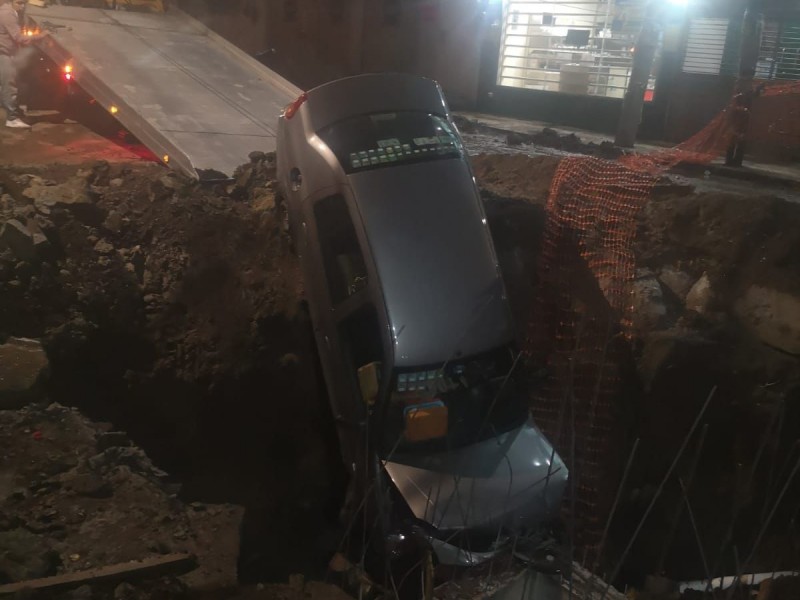 Vehículo cae a obra en la calle Atenas Veracruzana; Xalapa