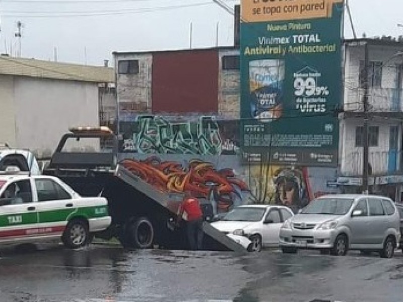 Vehículo cae de grúa en Xalapa