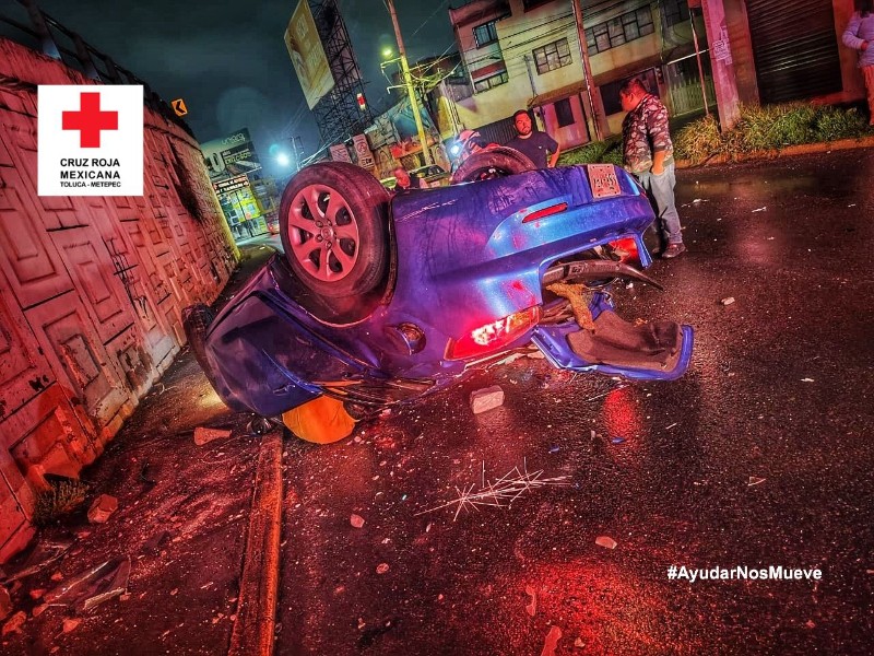 Vehículo cae de puente en Toluca; un hombre pierde la vida