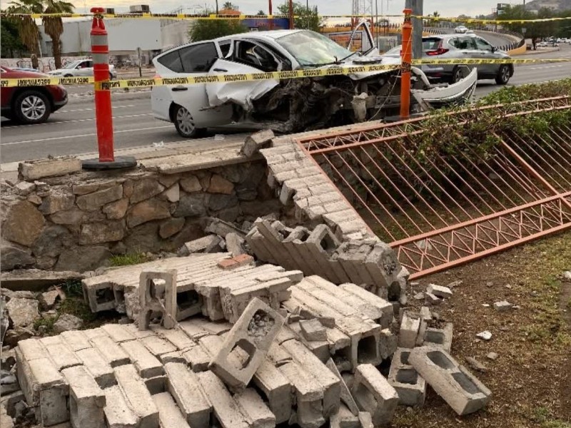 Vehículo choca contra barda de la Universidad de Sonora y la derriba