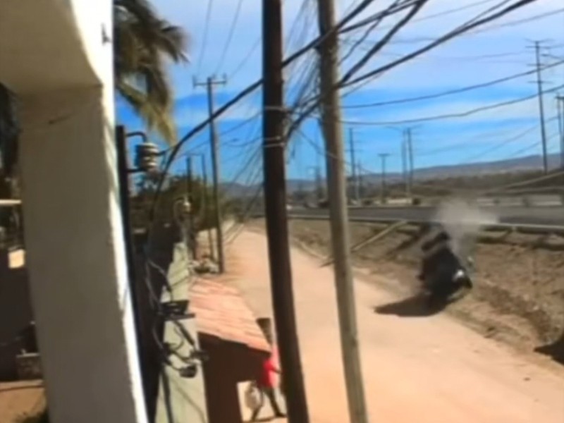 Vehículo choca contra vivienda en colonia San Bernabé