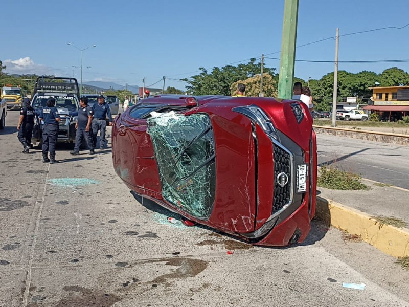 Vehículo compacto volcó sobre la calzada a la refinería