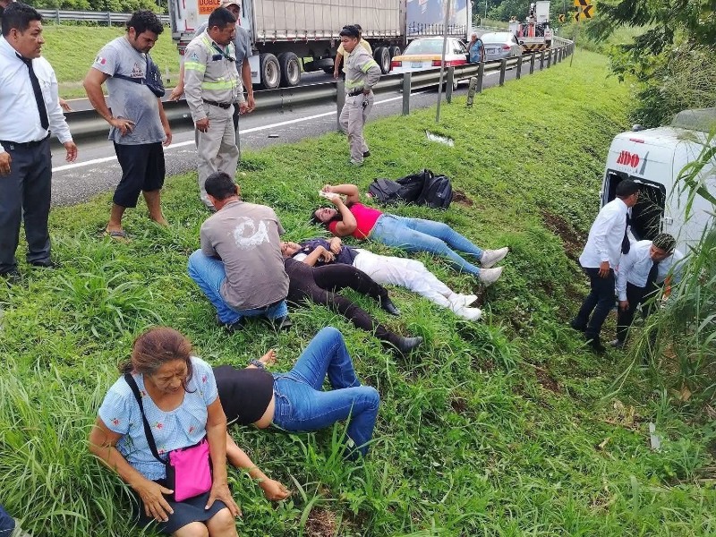 Vehículo de ADO protagonizó accidente dejando 10 personas lesionadas