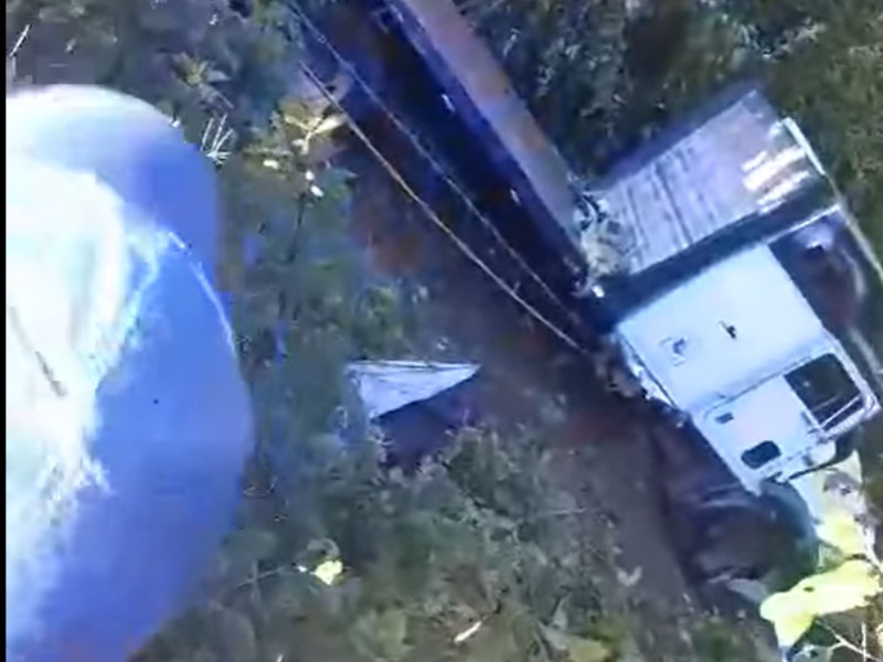 Vehículo de carga cae a barranco en Coscomatepec