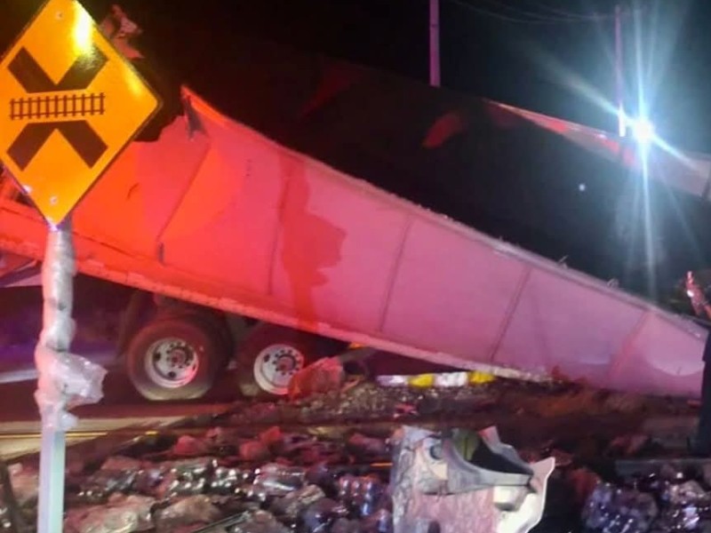 Vehiculo de carga es destrozado por ferrocarril en choque