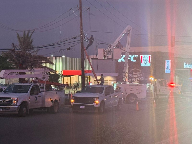 Vehículo de carga pesada ocasiona caída de cableado eléctrico