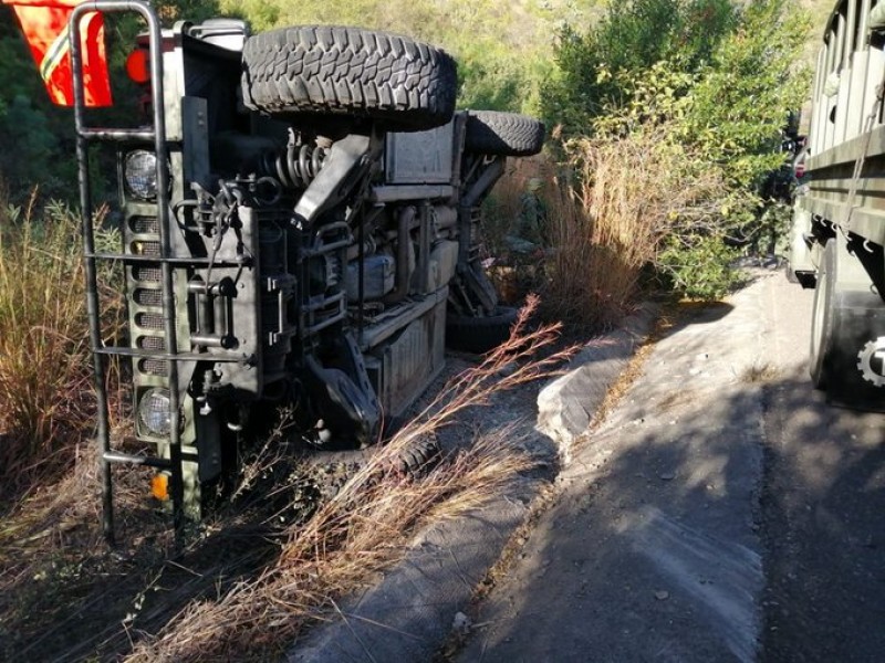 Vehículo de la SEDENA sufre accidente en Huajuapan