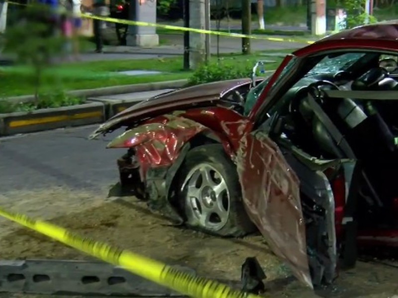 Vehículo deportivo chocó contra pilar de la Línea 3 del Tren Ligero Vehículo deportivo chocó contra pilar de la Línea 3 del Tren Ligero