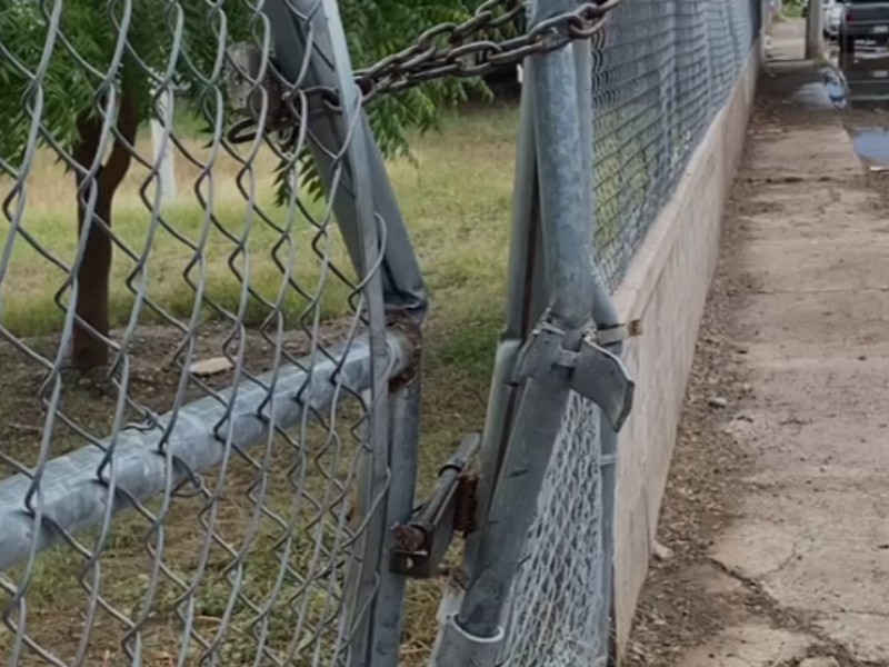 Vehículo derriba cerco de escuela en Villa Fontana