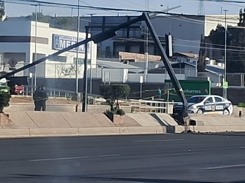 Vehículo derriba semáforo