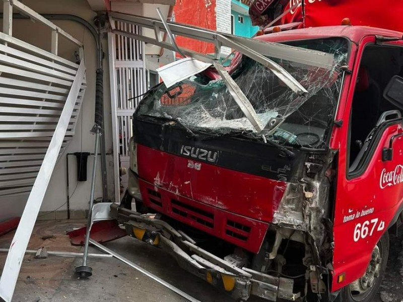 Vehículo destroza fachada de vivienda en Xalapa