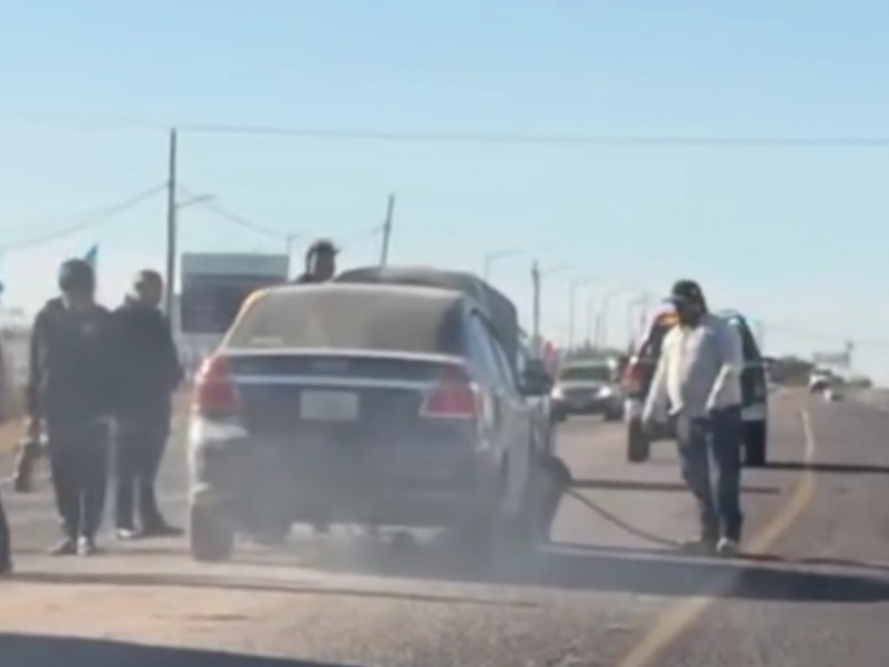 Vehículo en llamas, a la altura del Fraccionamiento Palmar 4