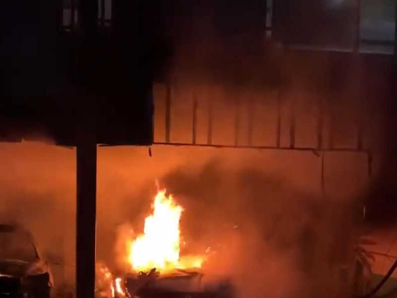Vehículo incendiado en bar era de un cliente. Descartan extorsión