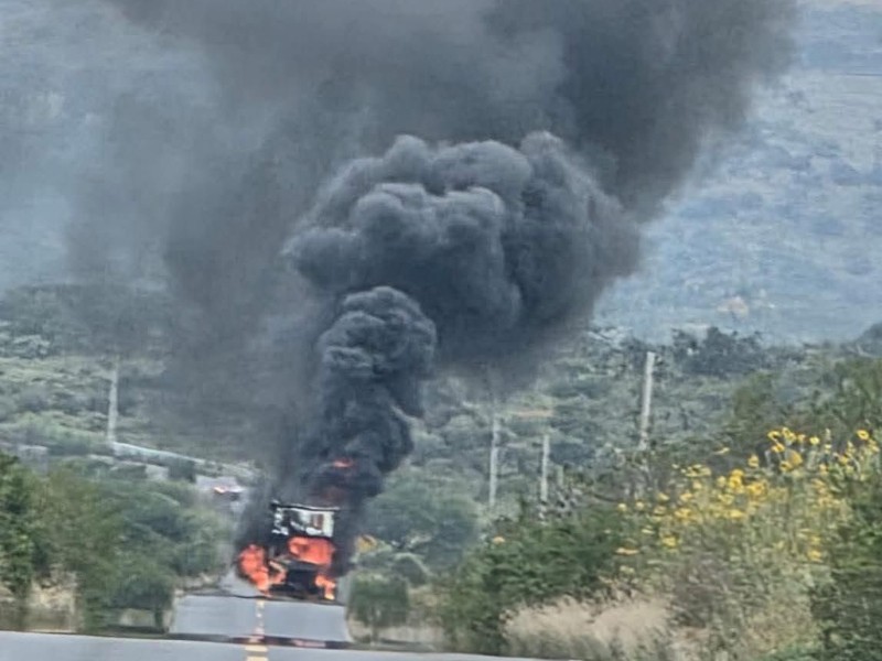 Vehículo pesado se incendia en carretera de Villanueva y genera alarma