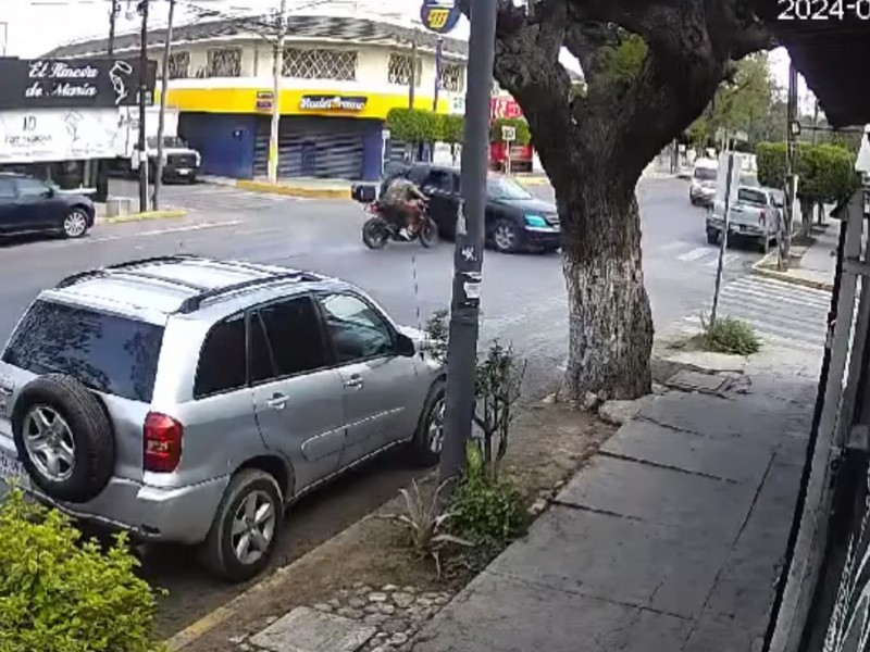 Vehículo provoca accidente y se da a la fuga