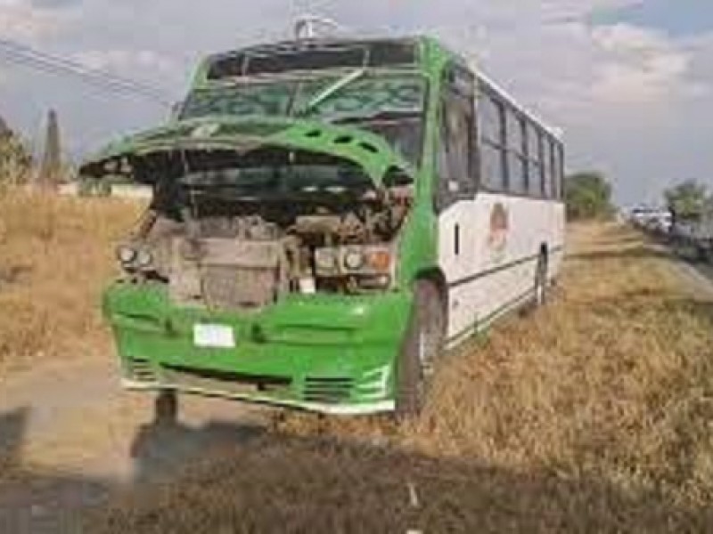 Vehículo provoca choque en Tlacotepec y quedan 10 personas heridas