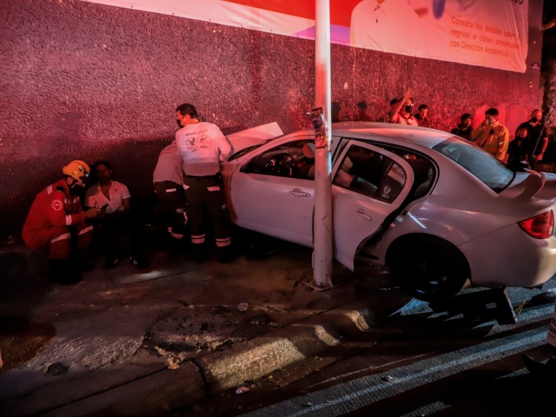 Vehículo se impacta contra barda de centro universitario en Guadalajara