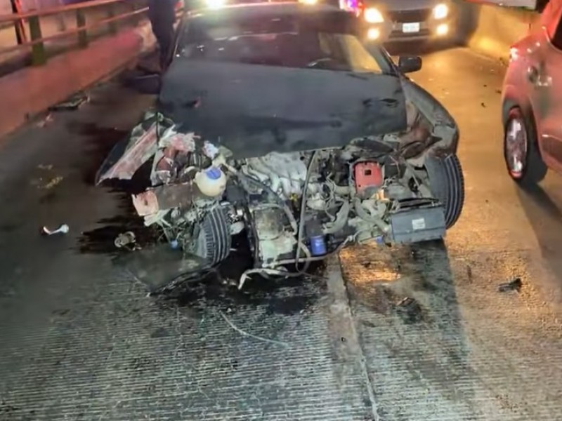 Vehículo se impacta en puente de la av. Aguamilpa