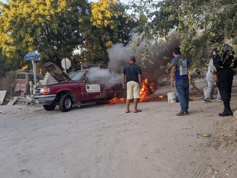 Vehículo se incendia al reparar la bomba de gasolina