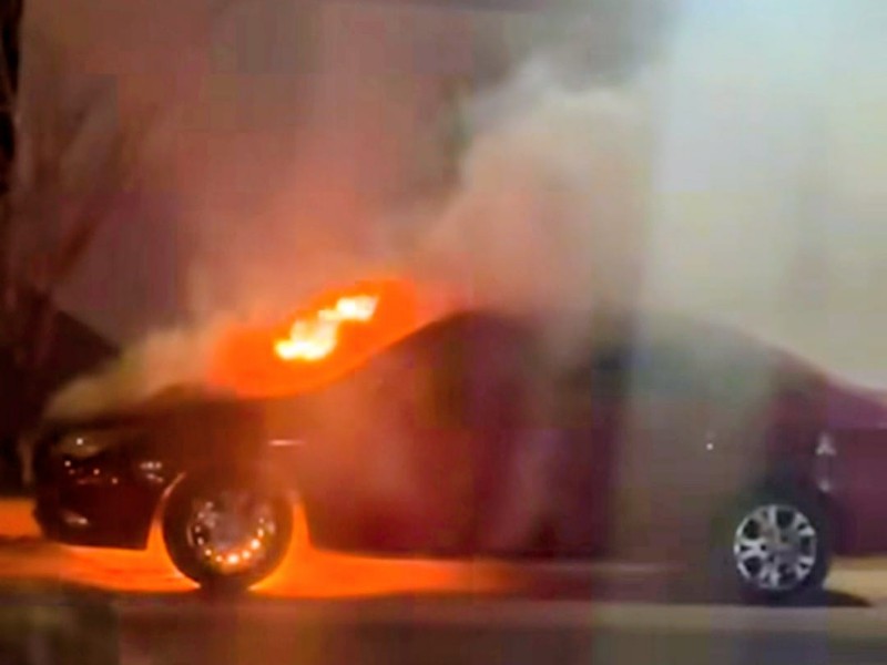 Vehículo se incendia en colonia El Dorado