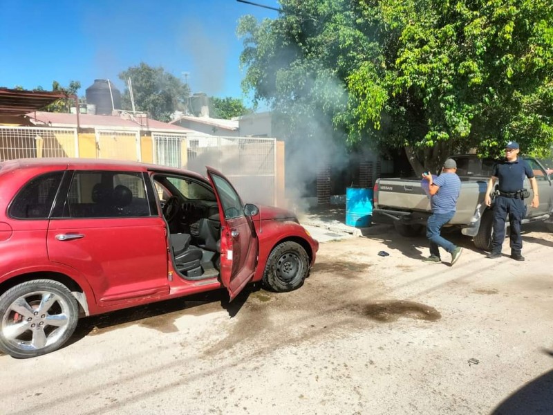 Vehículo se incendia por probable falla eléctrica