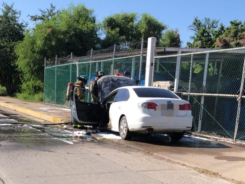 Vehículo se Incendia sobre una banqueta  al norte de Mazatlán Vehículo se Incendia sobre una banqueta  al norte de Mazatlán