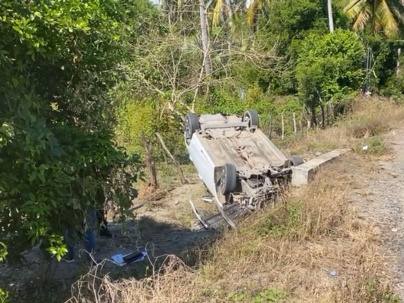 Vehículo se voltea en camino a playa Larga de Zihuatanejo