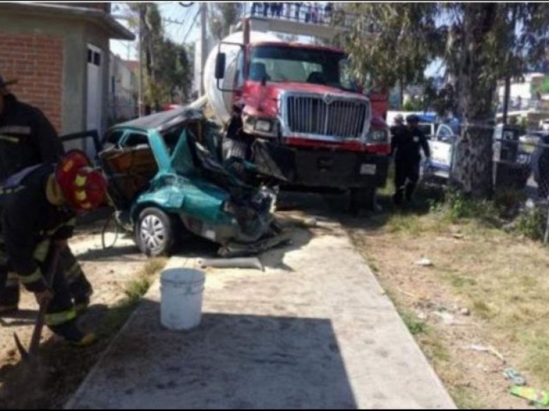 Vehículo sin frenos provoca carambola en Atizapán